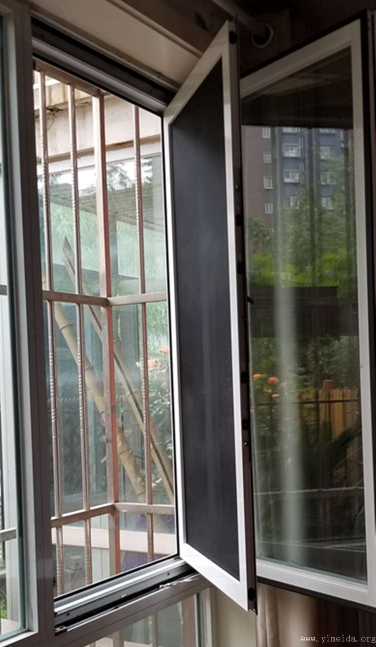 外突护栏安装金刚网纱窗实图