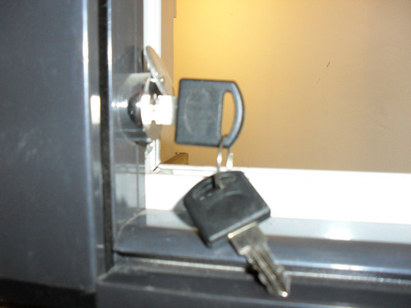 护栏纱窗左下方安全钥匙锁具图